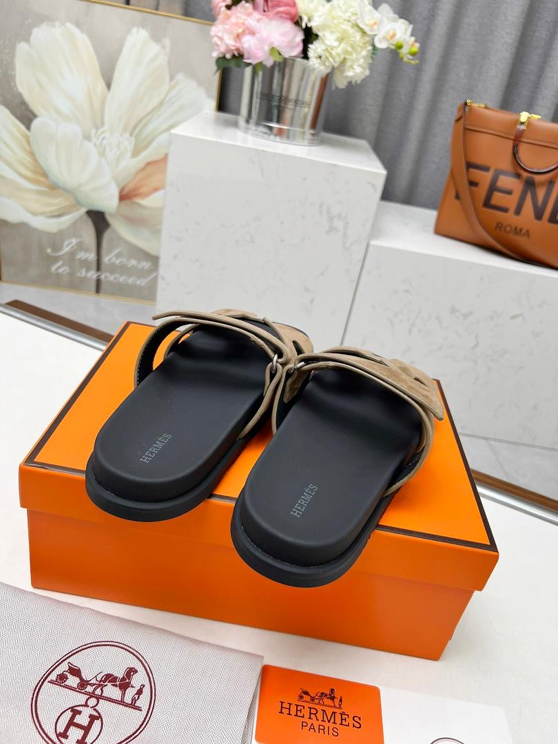 Sandália Couro Beige Tira Vazada Minimalista