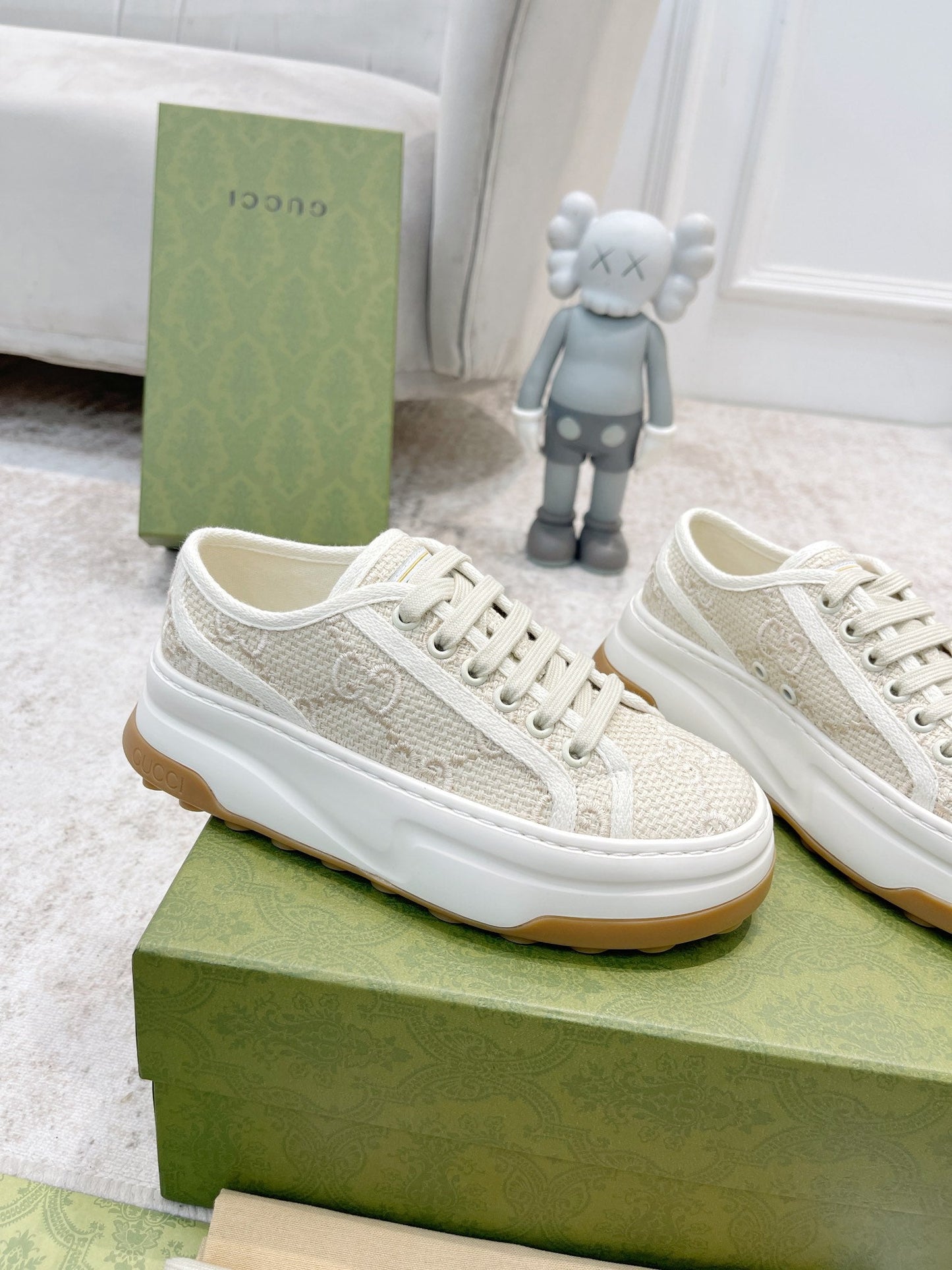 Tênis Canvas Creme Padrão Letras Entrelaçadas