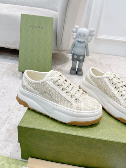 Tênis Canvas Creme Padrão Letras Entrelaçadas