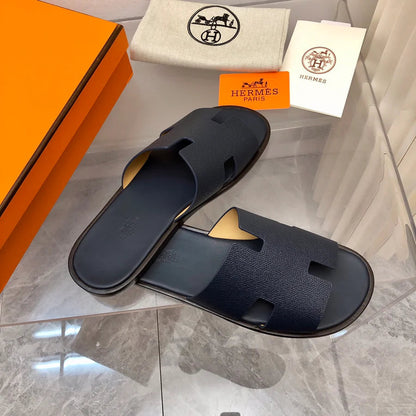 Sandália Couro Liso Preto com Detalhe Marinho