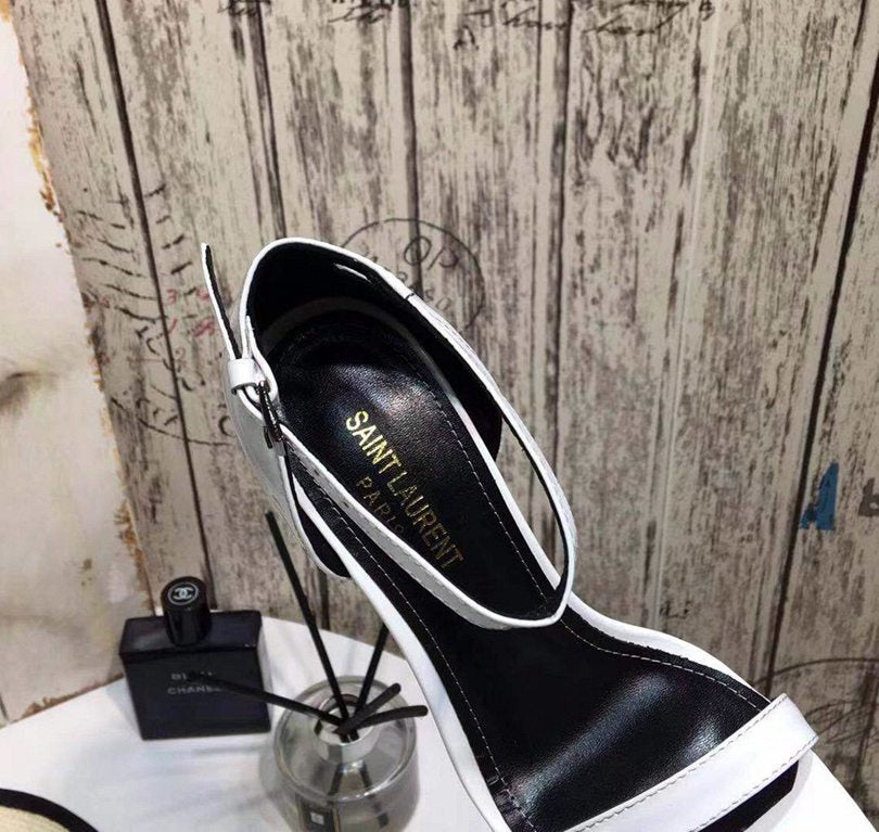 Sandália Couro Branco Tira Preta Detalhes Dourados