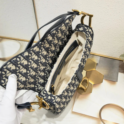 Bolsa Saddle Couro Preto Padrão Inclinado
