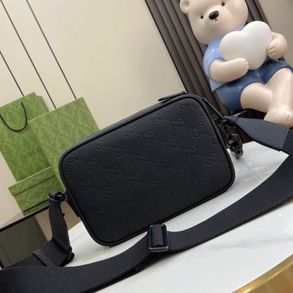 Bolsa Pequena Couro Preto Letras Entrelaçadas