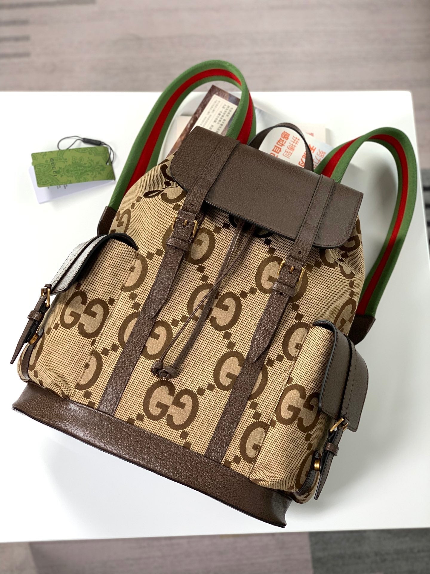 Mochila Couro Padrão Letras Entrelaçadas Camel Detalhe Preto