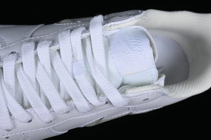 Tênis Cano Baixo Couro Branco Detalhe Swoosh Iridescente