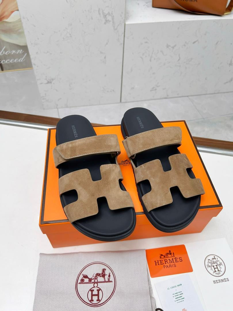 Sandália Couro Beige Tira Vazada Minimalista