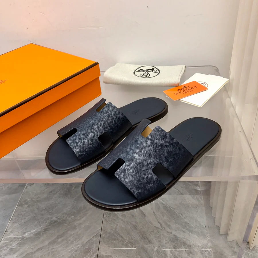 Sandália Couro Liso Preto com Detalhe Marinho