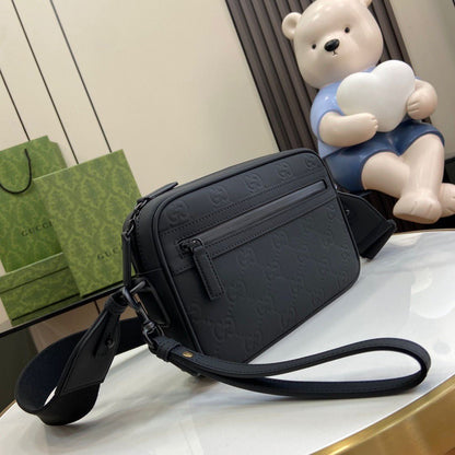 Bolsa Pequena Couro Preto Letras Entrelaçadas