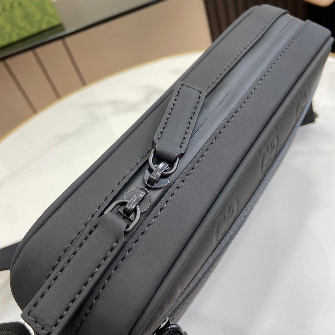 Bolsa Pequena Couro Preto Letras Entrelaçadas