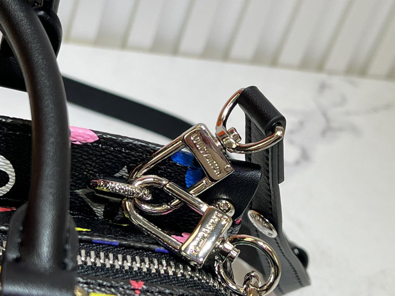 Bolsa Tote Couro Padrão Monograma Geométrico Marrom
