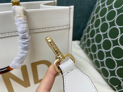 Bolsa Tote Couro Creme com Alça de Corrente