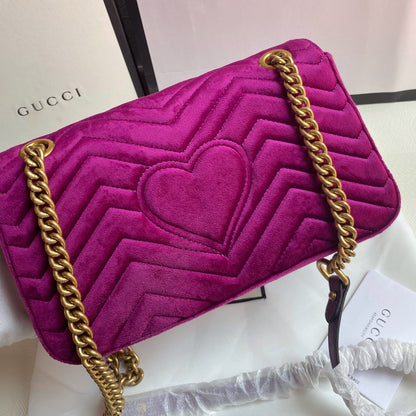 Bolsa Ombro Veludo Rosa Chiclete Letras Entrelaçadas