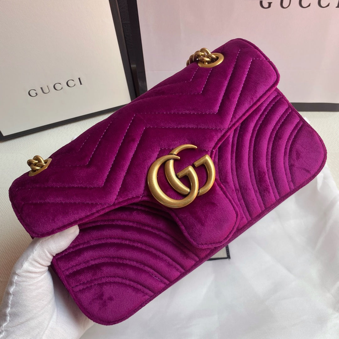 Bolsa Ombro Veludo Rosa Chiclete Letras Entrelaçadas
