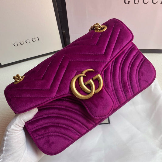Bolsa Ombro Veludo Rosa Chiclete Letras Entrelaçadas