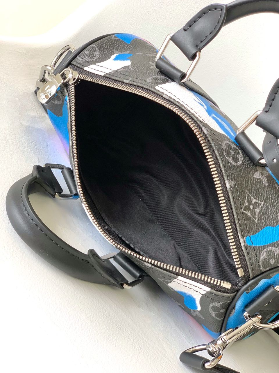 Bolsa Viagem Couro Padrão Monograma Geométrico Marrom Degradê Sunset 25cm