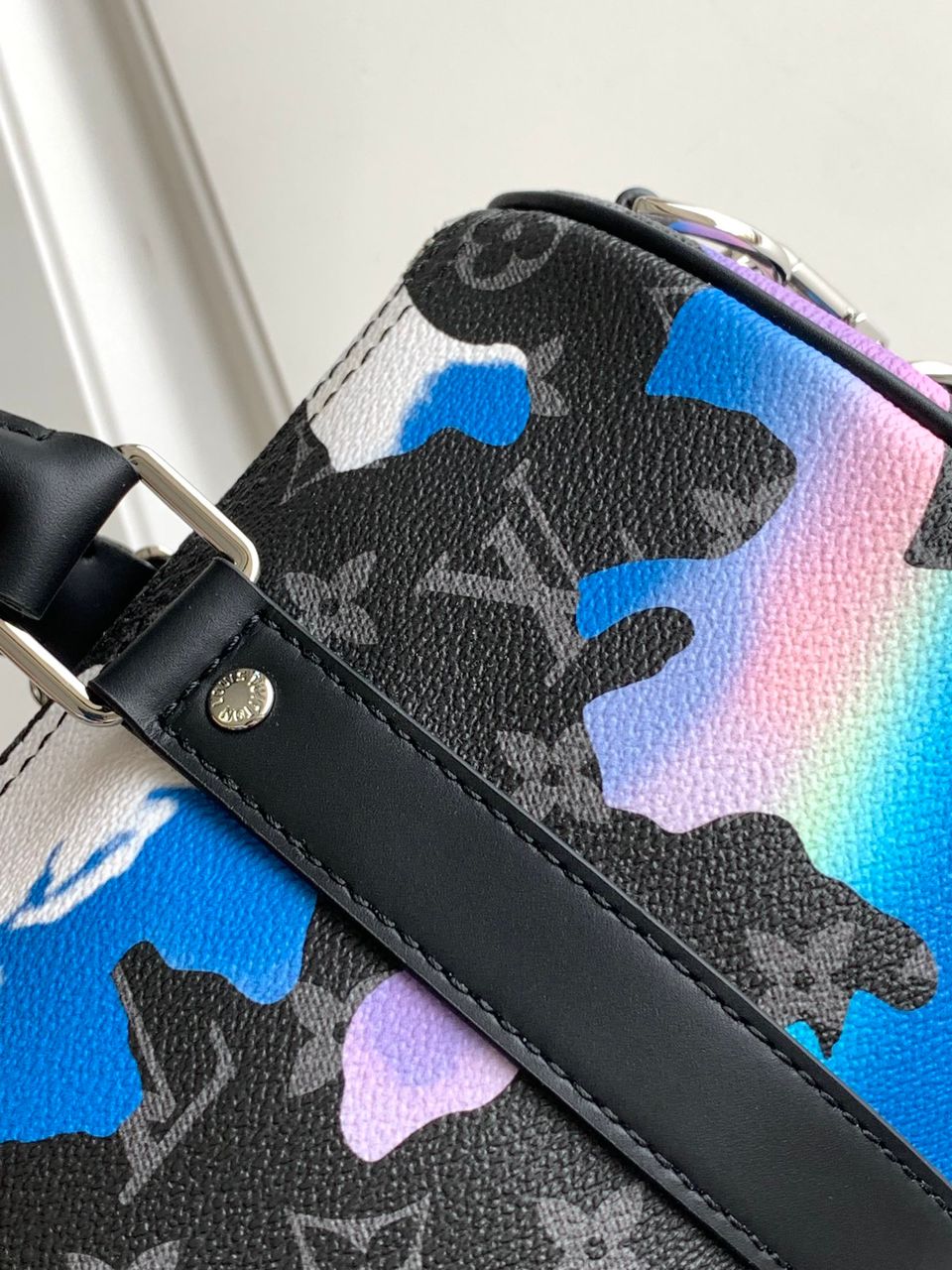 Bolsa Viagem Couro Padrão Monograma Geométrico Marrom Degradê Sunset 25cm