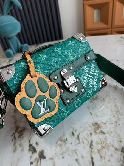 Bolsa Couro Estruturada Padrão Monograma Geométrico Marrom com Detalhes Metálicos
