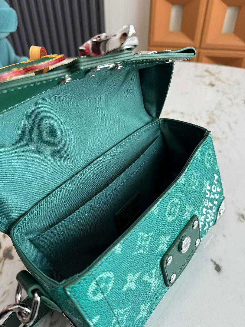 Bolsa Couro Estruturada Padrão Monograma Geométrico Marrom com Detalhes Metálicos