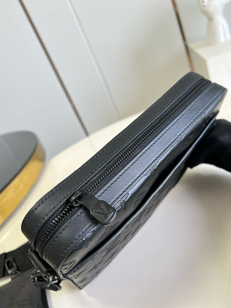 Bolsa Messenger Couro Preto Detalhe Duplo