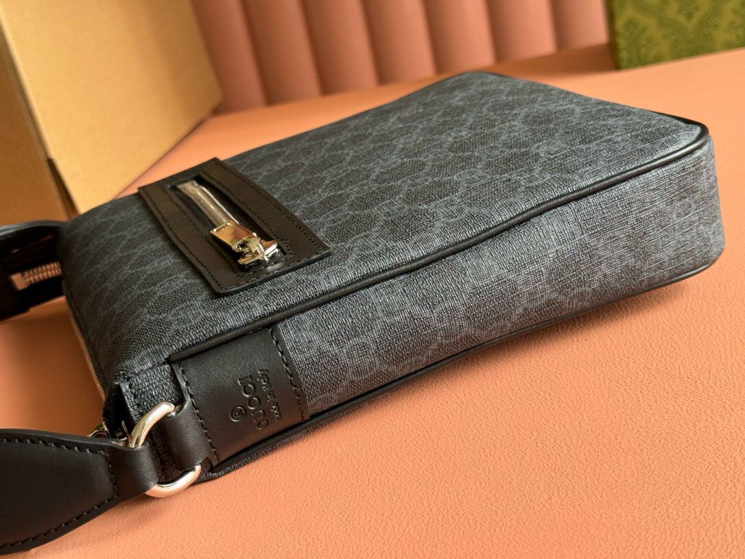 Bolsa Tiracolo Couro Padrão Letras Entrelaçadas Pequena
