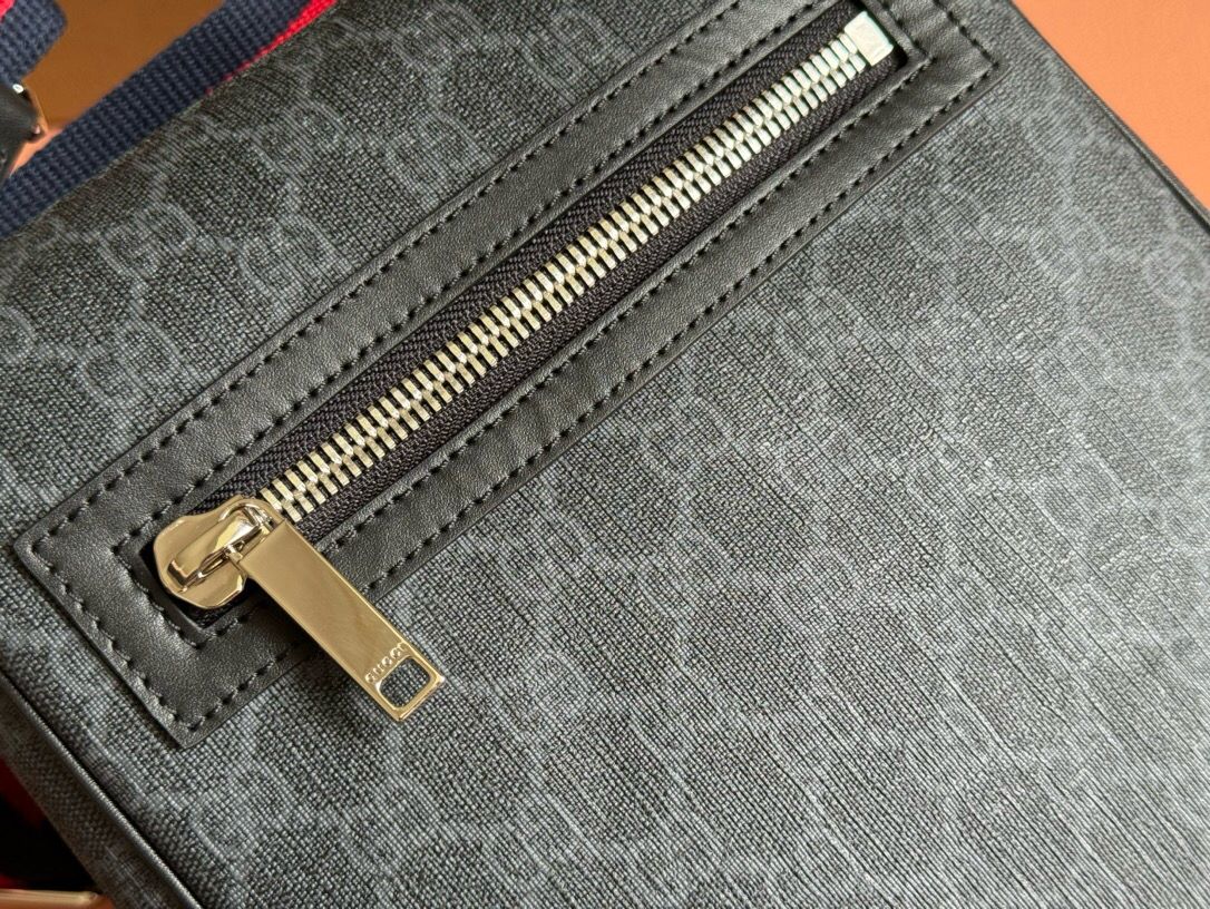 Bolsa Tiracolo Couro Padrão Letras Entrelaçadas Pequena