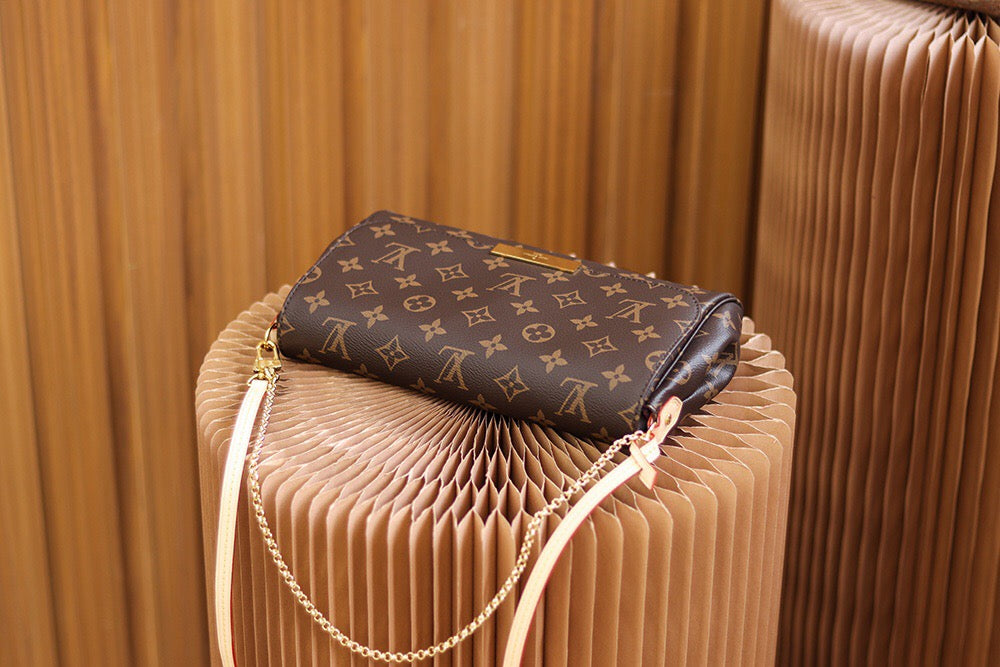 Bolsa Clutch Couro Padrão Monograma Geométrico Marrom