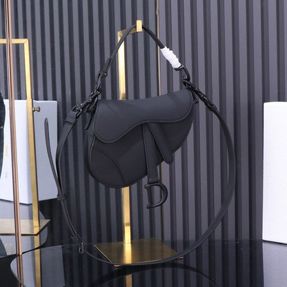 Bolsa Saddle Couro Preto Padrão Inclinado com Bordado