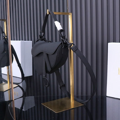 Bolsa Saddle Couro Preto Padrão Inclinado com Bordado