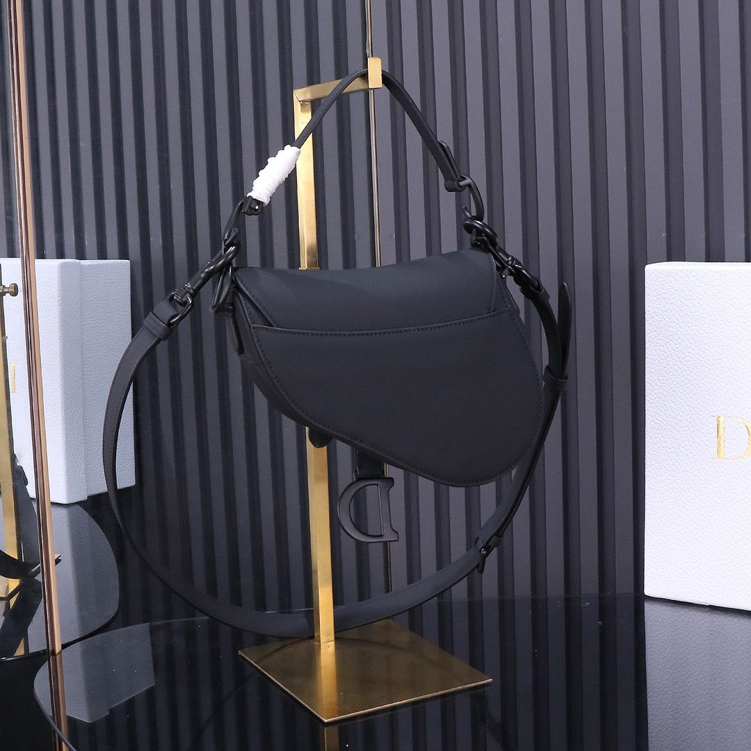 Bolsa Saddle Couro Preto Padrão Inclinado com Bordado