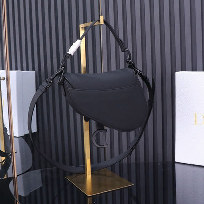 Bolsa Saddle Couro Preto Padrão Inclinado com Bordado