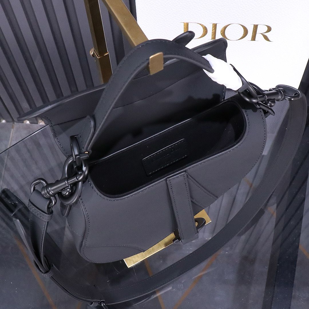 Bolsa Saddle Couro Preto Padrão Inclinado com Bordado