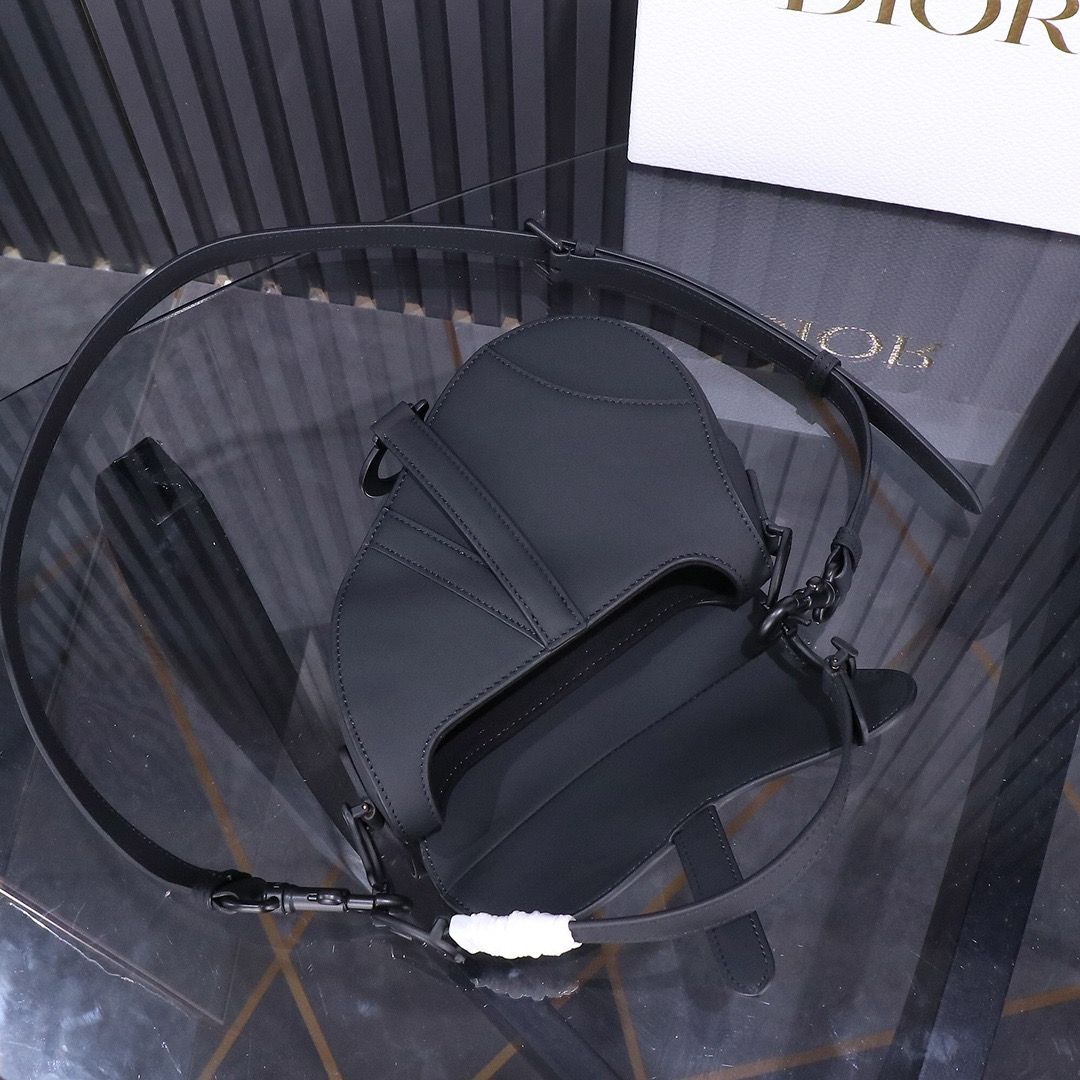 Bolsa Saddle Couro Preto Padrão Inclinado com Bordado