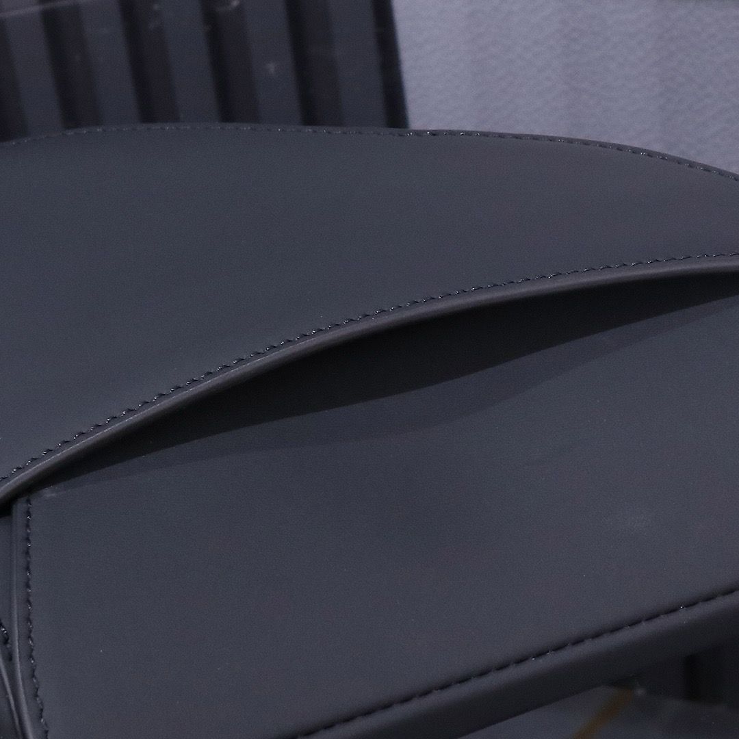 Bolsa Saddle Couro Preto Padrão Inclinado com Bordado