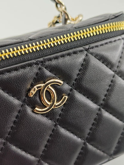 Bolsa Acolchoada Couro Preto Detalhe Dourado