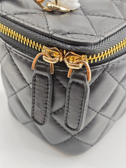 Bolsa Acolchoada Couro Preto Detalhe Dourado