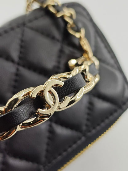 Bolsa Acolchoada Couro Preto Detalhe Dourado