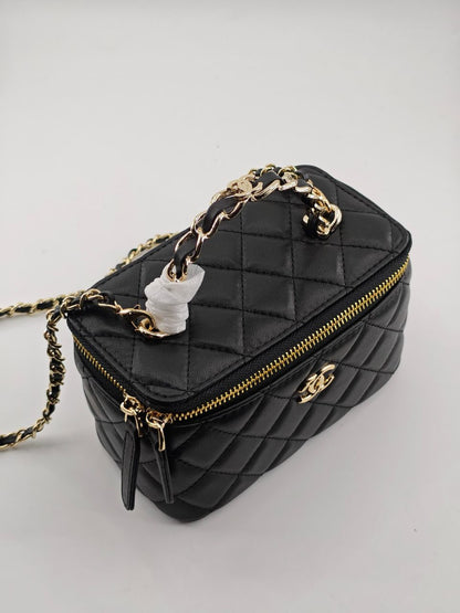 Bolsa Acolchoada Couro Preto Detalhe Dourado