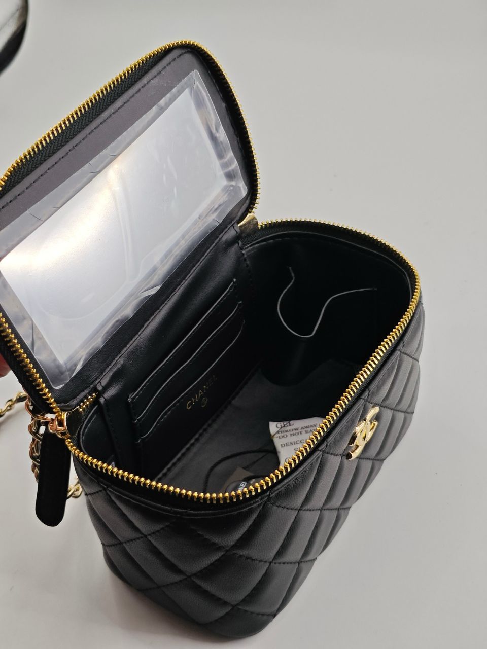 Bolsa Acolchoada Couro Preto Detalhe Dourado