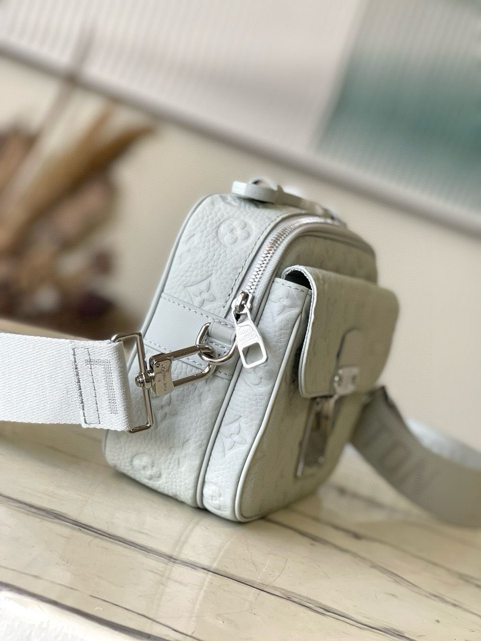 Bolsa Mensageiro Couro Padrão Monograma Geométrico Cinza
