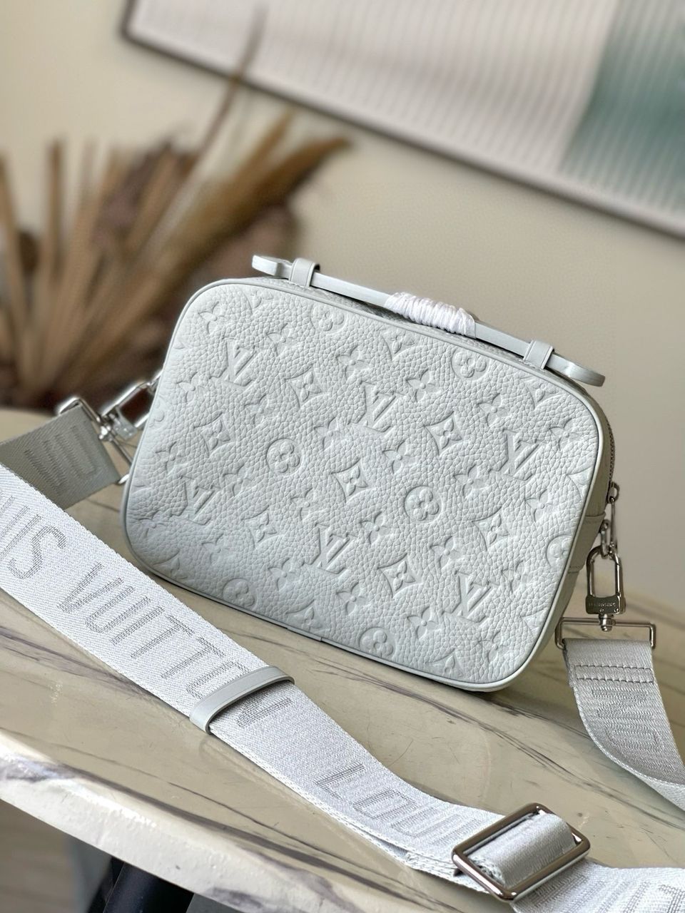 Bolsa Mensageiro Couro Padrão Monograma Geométrico Cinza