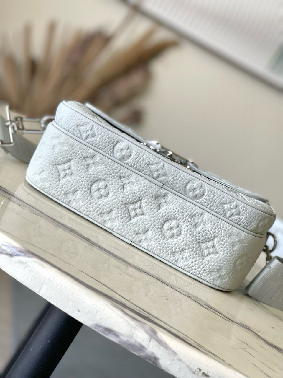 Bolsa Mensageiro Couro Padrão Monograma Geométrico Cinza