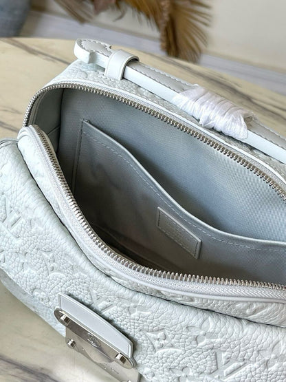 Bolsa Mensageiro Couro Padrão Monograma Geométrico Cinza