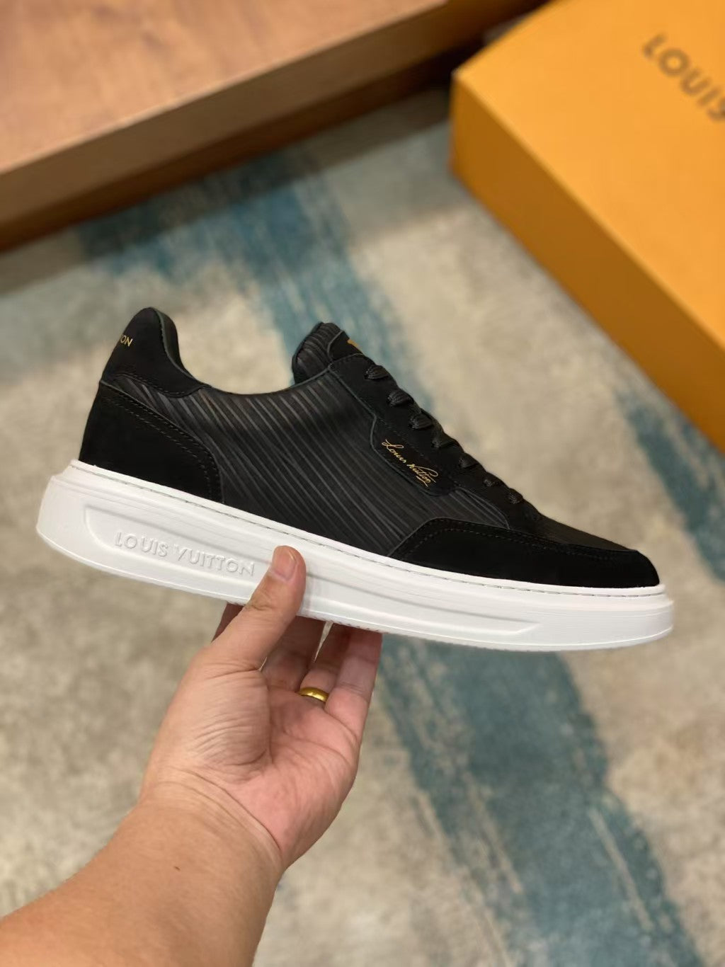 Tênis Couro Branco Detalhe Lateral Dourado