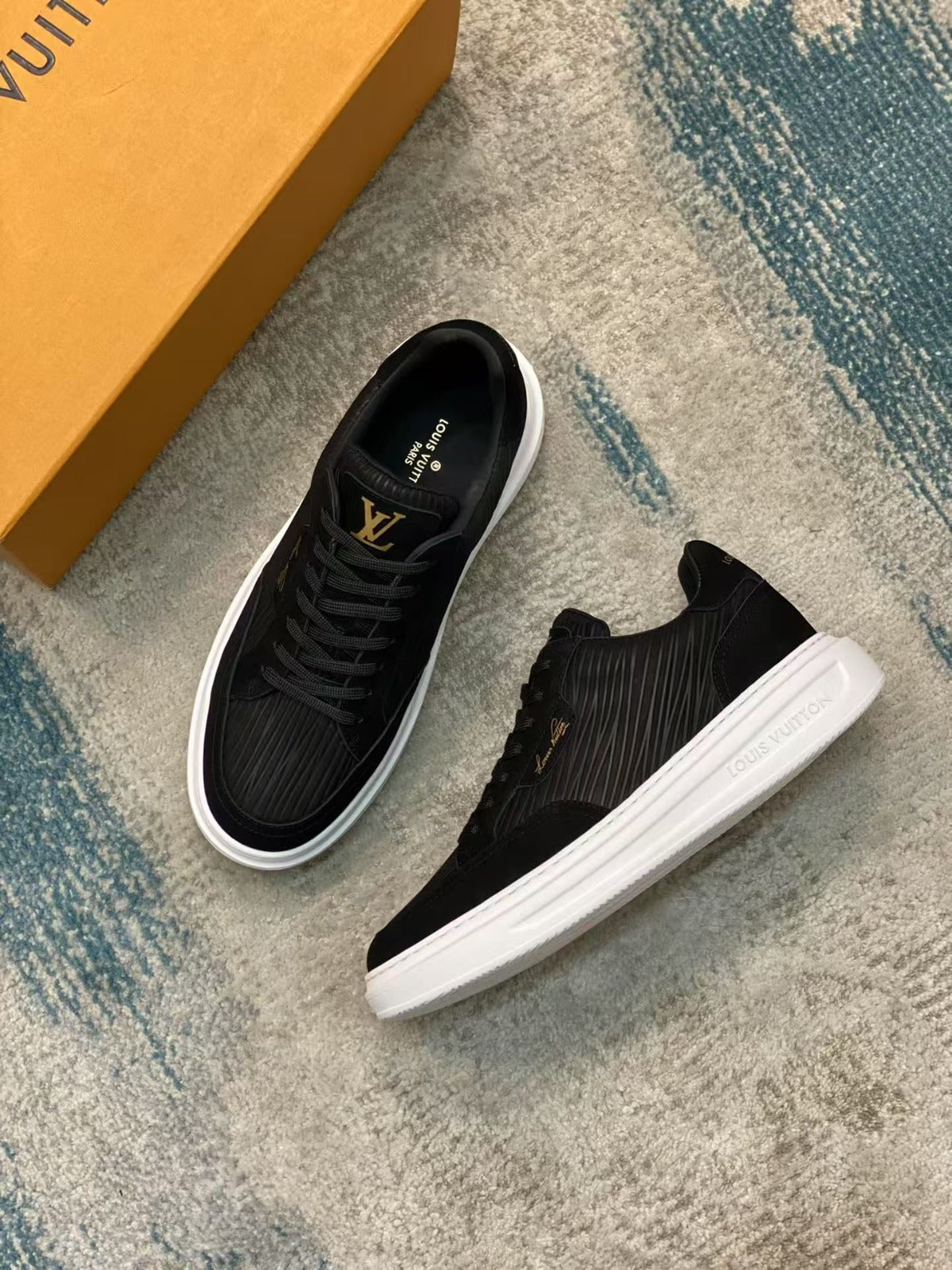 Tênis Couro Branco Detalhe Lateral Dourado