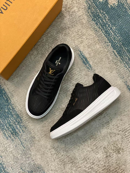 Tênis Couro Branco Detalhe Lateral Dourado