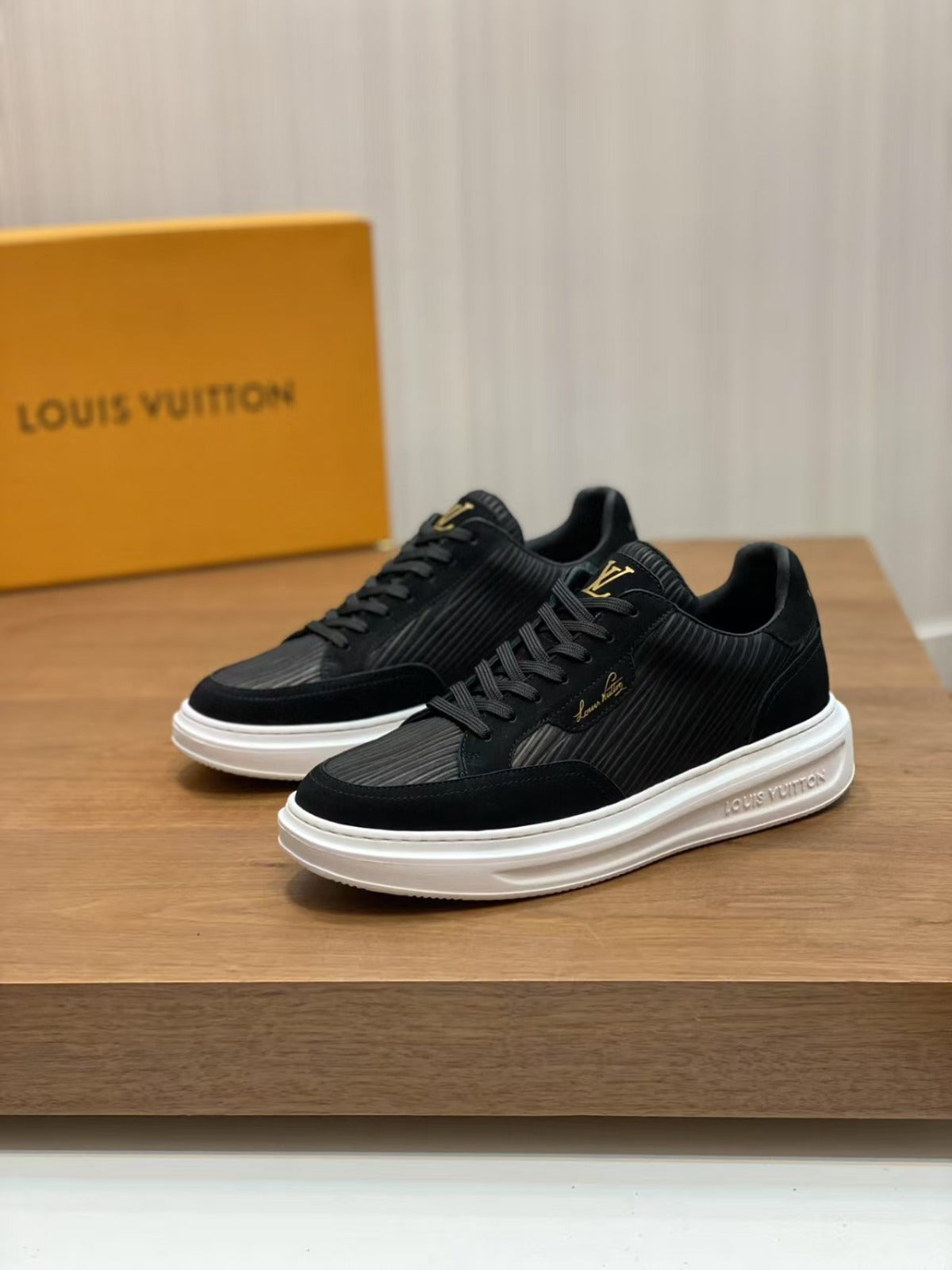 Tênis Couro Branco Detalhe Lateral Dourado