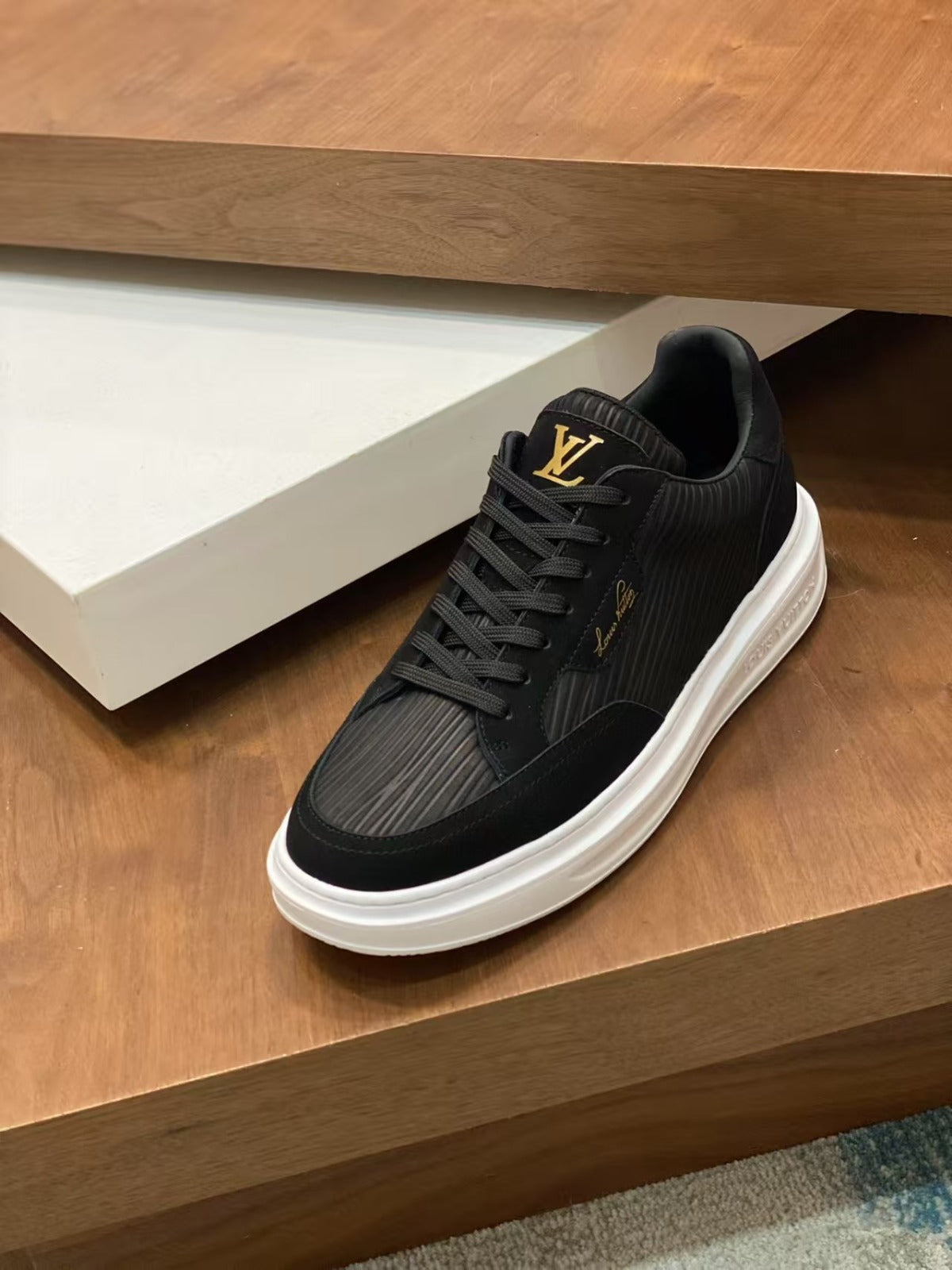 Tênis Couro Branco Detalhe Lateral Dourado
