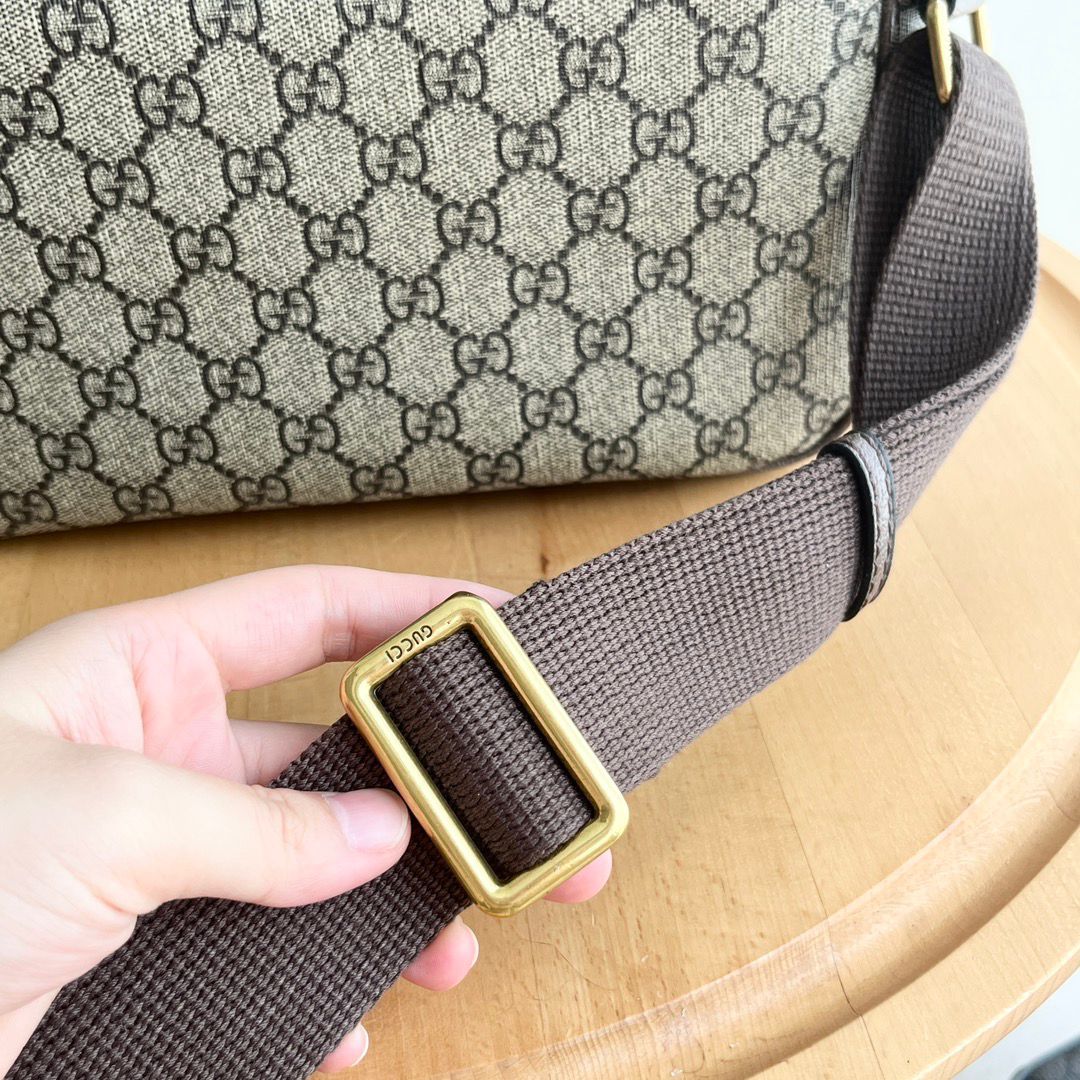 Bolsa Mensageiro Couro Bege com Listra Verde e Vermelha