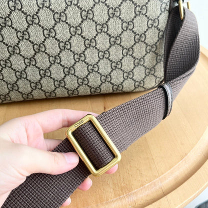 Bolsa Mensageiro Couro Bege com Listra Verde e Vermelha