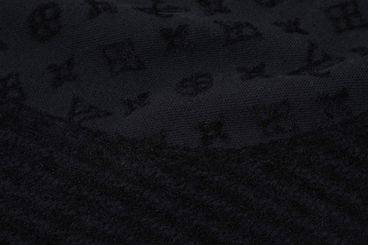 Camiseta Jacquard Padrão Monograma Geométrico